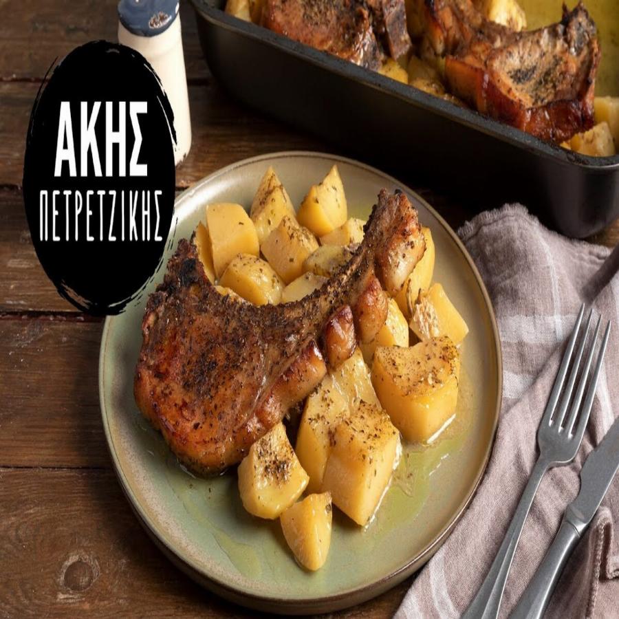 Το μυστικό του Άκη Πετρετζίκη για μαλακές μπριζόλες λεμονάτες στον φούρνο