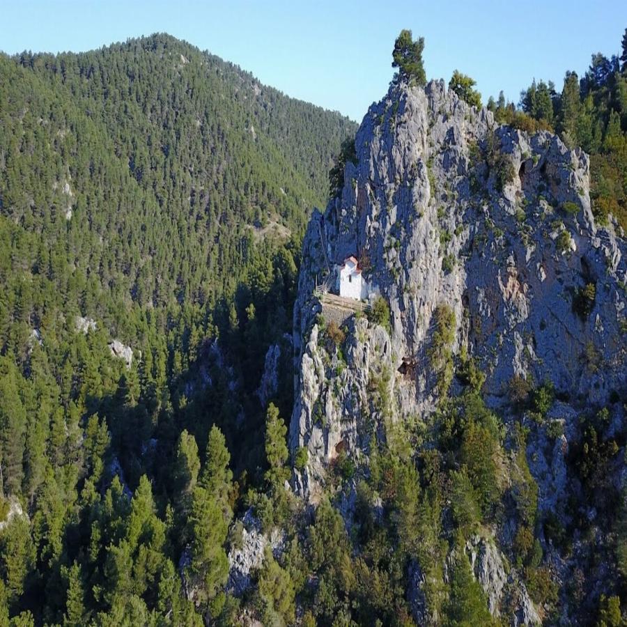 Κλέβει τις εντυπώσεις το εκκλησάκι της Αγίας Μαρίνας χτισμένο πάνω στο βράχο στην Πάρνηθα