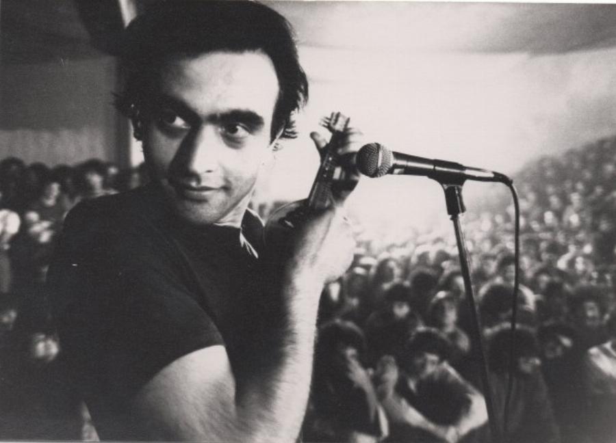 Νίκος Παπάζογλου: Ο θάνατος της αδελφής του, το τραγούδι που έγραψε για εκείνη, ο λόγος που φορούσε μαντήλι, το άδοξο και πρόωρο τέλος