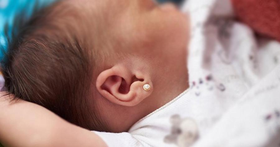 «Τόσα μωρά δεν πονάνε καθόλου!»: Μητέρα τρύπησε τα αυτιά της μόλις 2 ημερών κορούλας της και δήλωσε αυτό το πράγμα
