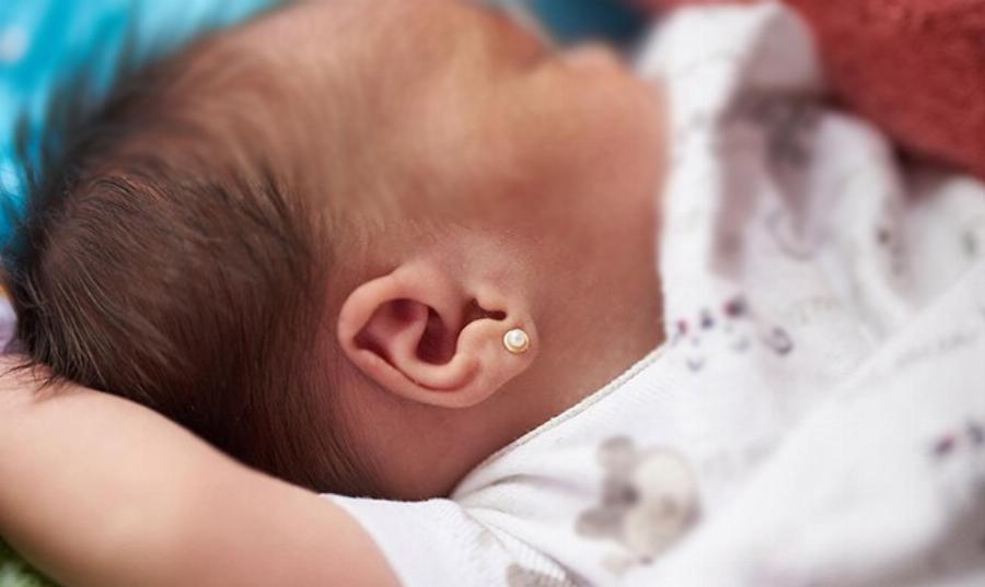 «Τόσα μωρά δεν πονάνε καθόλου!»: Μητέρα τρύπησε τα αυτιά της μόλις 2 ημερών κορούλας της και δήλωσε αυτό το πράγμα