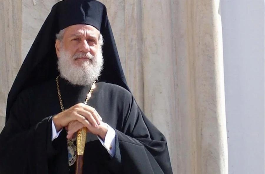 Με μηχανή στην εκκλησία ο Μητροπολίτης Σύρου Δωρόθεος