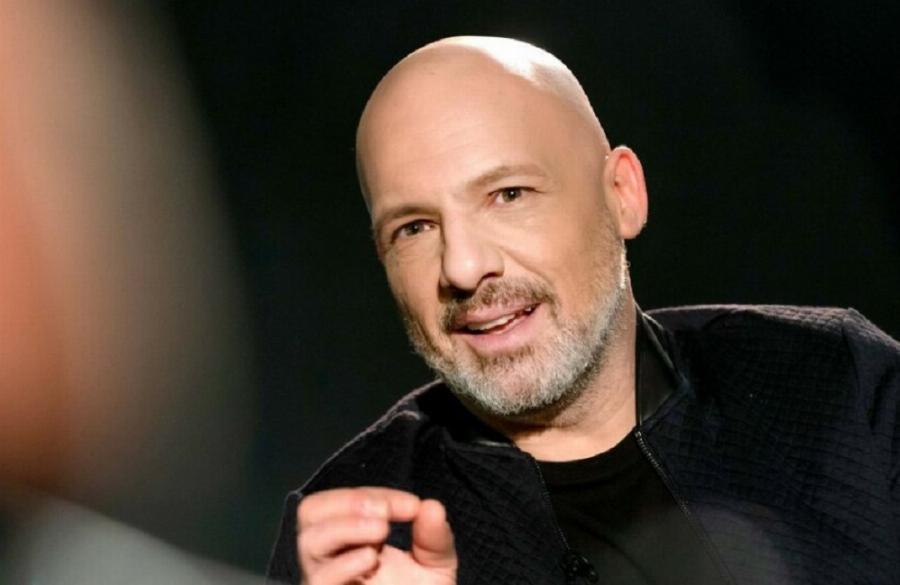 Νίκος Μουτσινάς: «Η πρώτη μου φορά ήταν με γυναίκα, έχω κάνει σχέσεις με γυναίκες, αλλά περισσότερες με άνδρες»