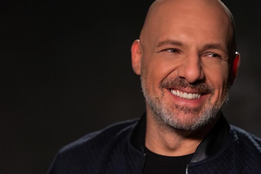 Νίκος Μουτσινάς: «Η πρώτη μου φορά ήταν με γυναίκα, έχω κάνει σχέσεις με γυναίκες, αλλά περισσότερες με άνδρες»