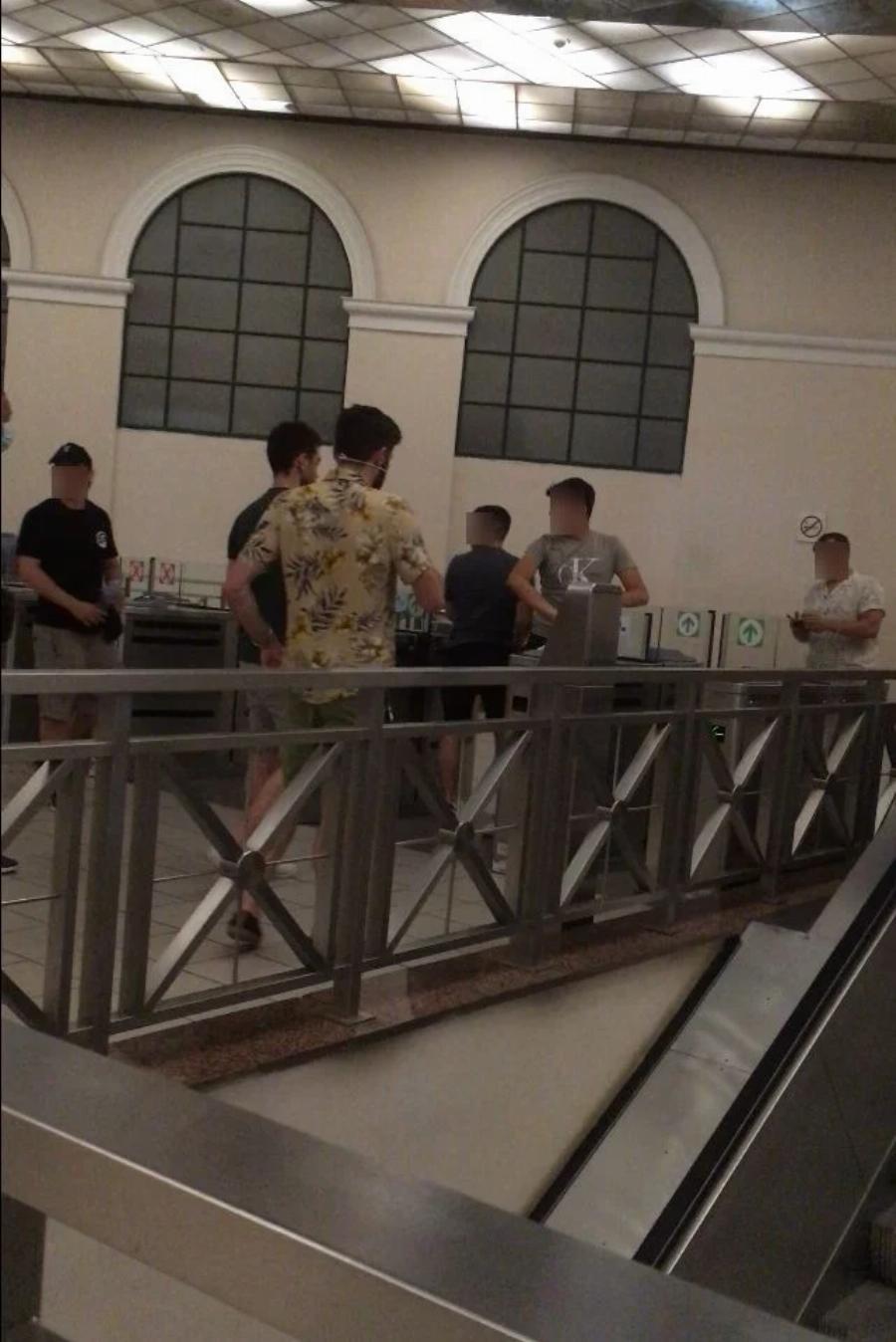 Μέτρο Αθήνας: Μόλις ένας στους δέκα με εισιτήριο – Οι υπόλοιποι πηδάνε τις μπάρες γελώντας