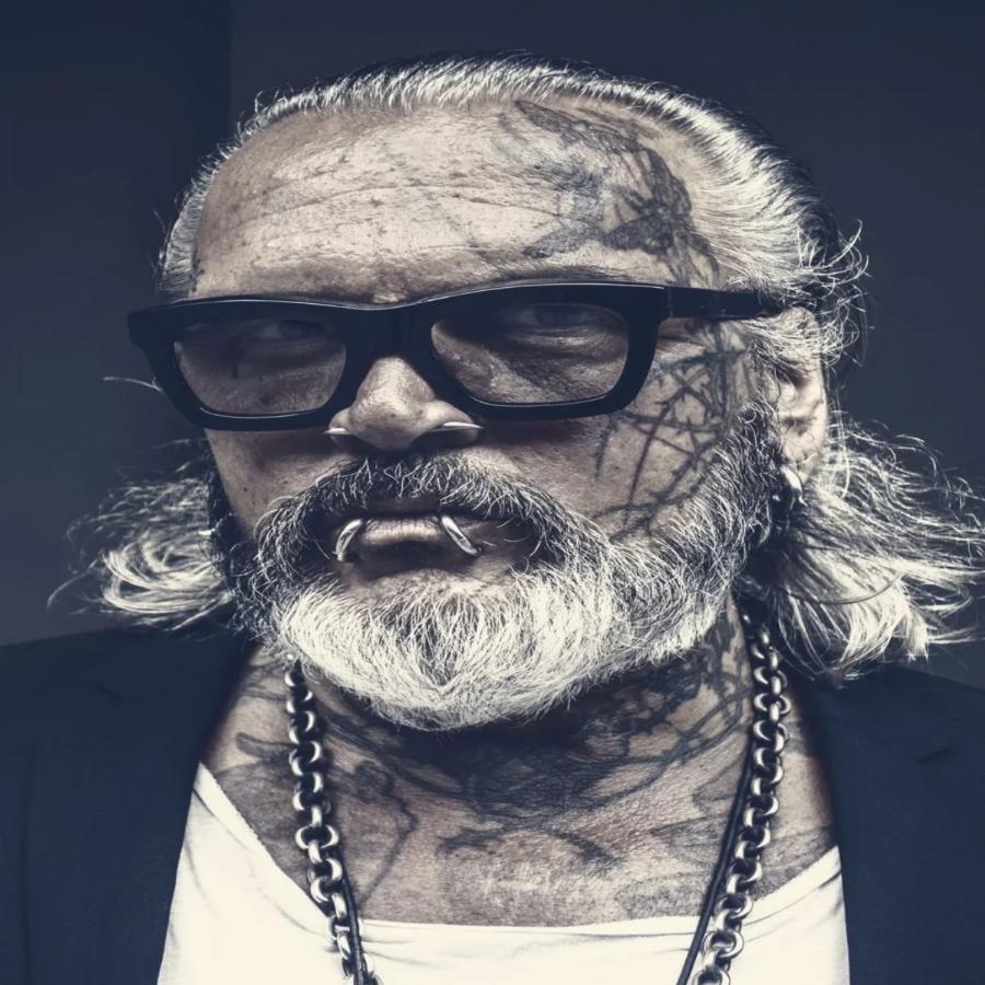 “Ο σκληρός πορτιέρης και το μαγαζί που ρίχνει πόρτα στο 99% των πελατών” – “Η πόρτα του τρόμου”