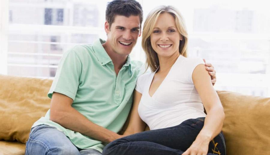 “Είμαι 56 ετών και χήρα. Μου ζητάει επίμονα να βγούμε ένας 30χρονος. Να δεχτώ;”