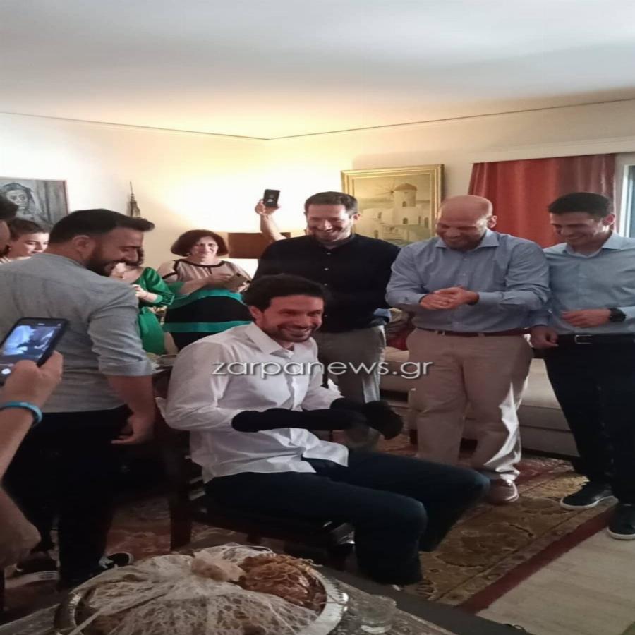 Γάμος Ορφέα Αυγουστίδη: Η ώρα που ντύνουν τον γαμπρό και το «δώρο» της μητέρας