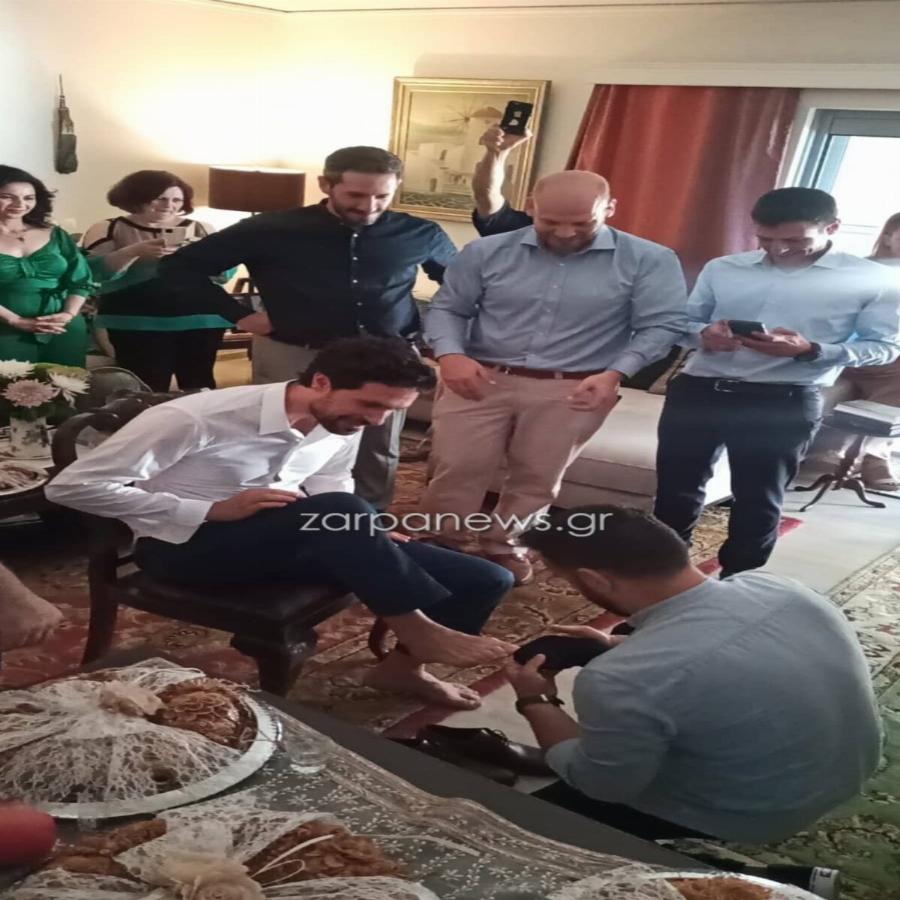 Γάμος Ορφέα Αυγουστίδη: Η ώρα που ντύνουν τον γαμπρό και το «δώρο» της μητέρας