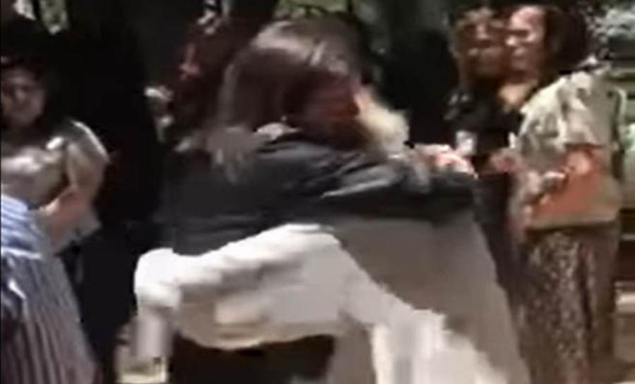 Τρέχα, έγινες καλά! Ο π. Δημήτριος και η κοπέλα σε στιγμές που συγκλονίζουν