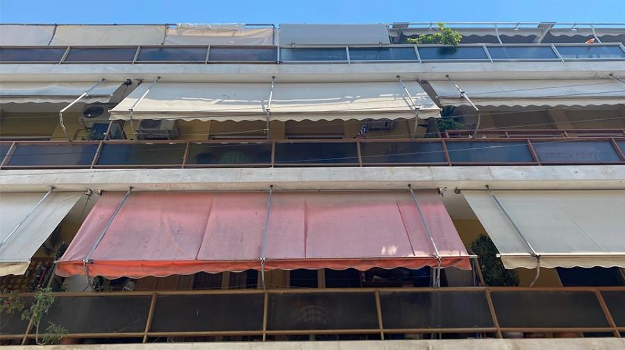 Παγκράτι: Ανείπωτη τραγωδία για την 36χρονη που έπεσε κατά λάθος στο κενό από τον τρίτο όροφο πολυκατοικίας