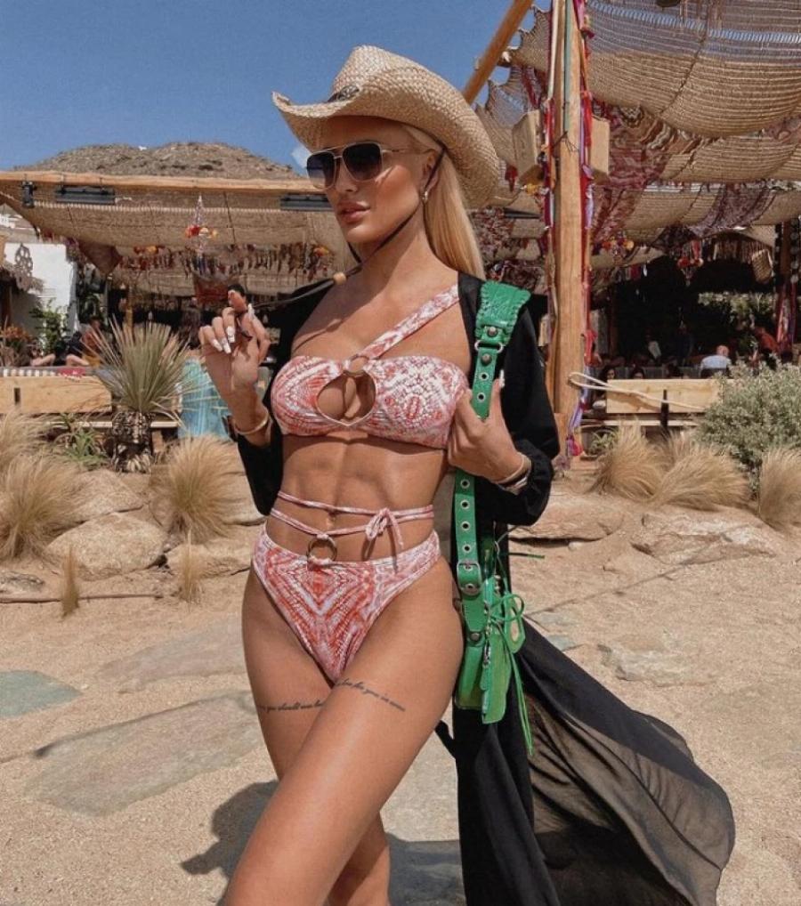 Παραμιλάει όλη η Μύκονος: Η Αλεξάνδρα Παναγιώταρου φόρεσε το λεuκό μπικίνι της και τρέλανε το νησί