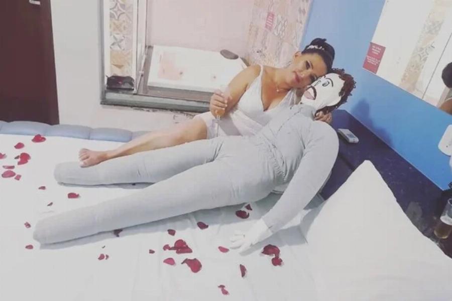 «Είναι ο άντρας της ζωής μου»: Γυναίκα παντρεύτηκε πάνινη κούκλα και απέκτησαν «μωράκι»