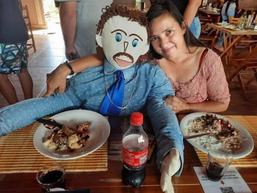 «Είναι ο άντρας της ζωής μου»: Γυναίκα παντρεύτηκε πάνινη κούκλα και απέκτησαν «μωράκι»