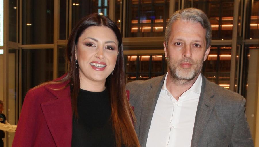 Έλενα Παπαρίζου: Η καταγωγή, τα 2 άγνωστα αδέρφια, τα σχόλια για το βάρος της, ο δύσκολος χωρισμός με τον Τόνυ και ο μυστικός γάμος