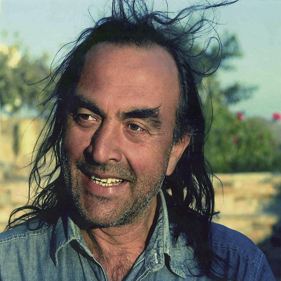 Νίκος Παπάζογλου: Ο θάνατος της αδελφής του, το τραγούδι που έγραψε για εκείνη, ο λόγος που φορούσε μαντήλι, το άδοξο και πρόωρο τέλος