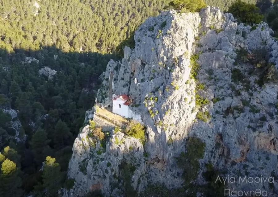Κλέβει τις εντυπώσεις το εκκλησάκι της Αγίας Μαρίνας χτισμένο πάνω στο βράχο στην Πάρνηθα