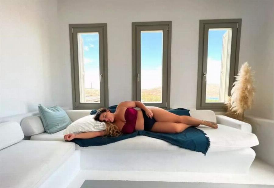 Η Δανάη Μπάρκα φόρεσε το μαγιό της και δέχτηκε πολύ θετικά σχόλια από τους διαδικτυακούς της φίλους