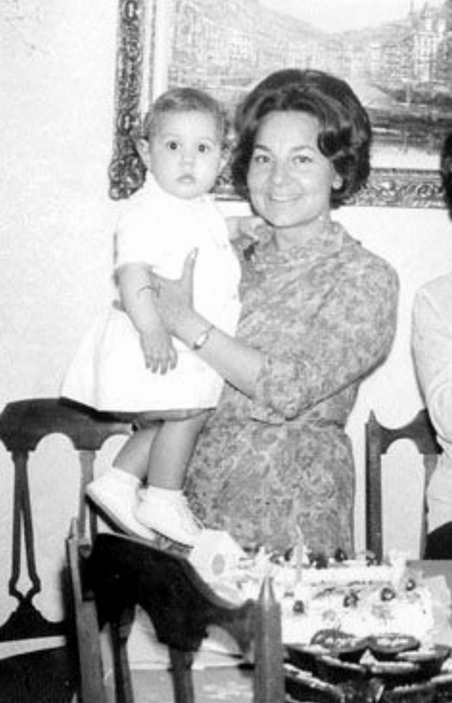 «Στον επόμενο τόνο η ώρα θα είναι..»: Η αξέχαστη φωνή της ΕΡΤ, η τραγική ιστορία και η δολοφονία από το χέρι του ανδρός της