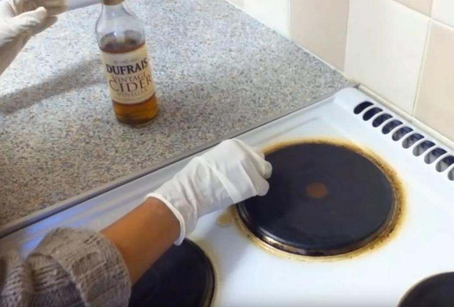 Συμβουλές για το σπίτι: Εμαγιέ μάτια κουζίνας – Ο έξυπνος και απλός τρόπος για να καθαρίζετε τα λίπη και να γίνουν σαν καινούρια