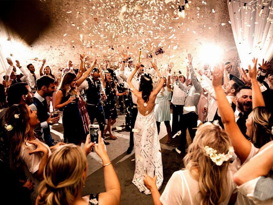 Γαμπρός αργεί στον γάμο επειδή έπινε με τους φίλους του και η νύφη τον παρατάει και παντρεύεται άλλον