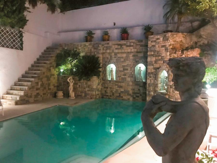 Κρατηθείτε: Ζαλίζει το νούμερο για 3 διανυκτερεύσεις στη βίλα του Τράγκα στη Νίκαια