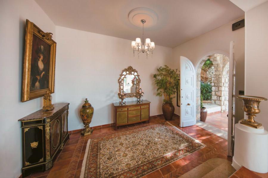 Κρατηθείτε: Ζαλίζει το νούμερο για 3 διανυκτερεύσεις στη βίλα του Τράγκα στη Νίκαια