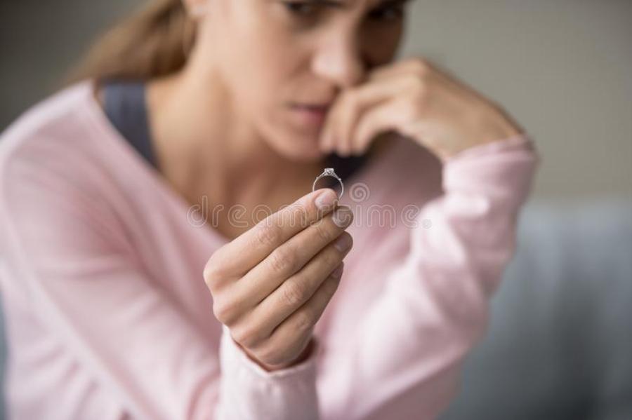 «Είμαι έξαλλη: Μου έκανε πρόταση γάμου με το ίδιο δαχτυλίδι που είχε δώσει στην πρώην»