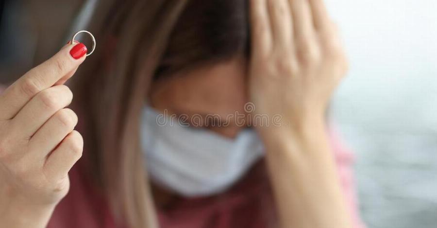 «Είμαι έξαλλη: Μου έκανε πρόταση γάμου με το ίδιο δαχτυλίδι που είχε δώσει στην πρώην»