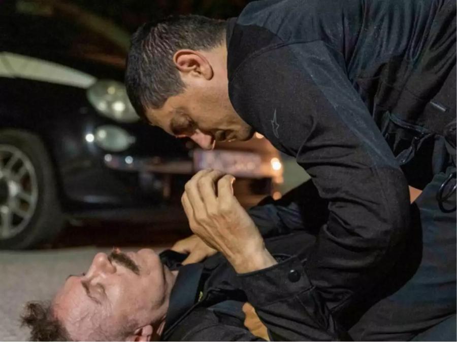 To Twitter το παρατήρησε: Η γκάφα στη σκηνή του θανάτου του Καραπάνου που έκανε μπαμ