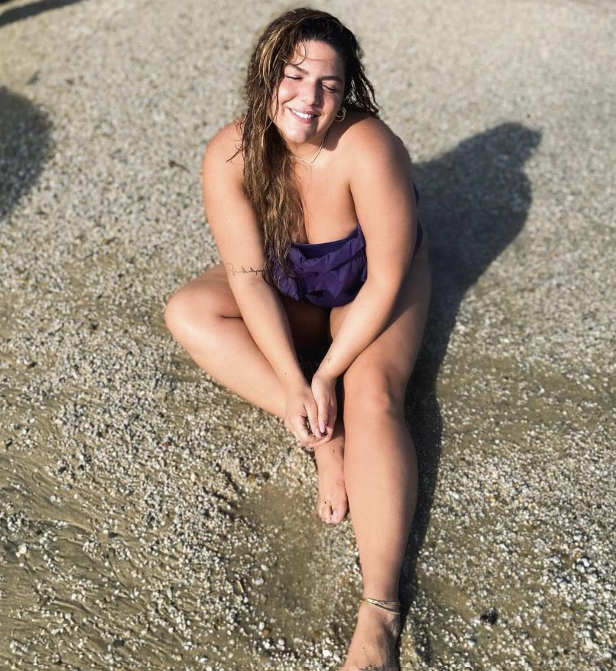 «Έχεις κορμί αγαλματένιο»: Η Δανάη Μπάρκα ποζάρει ακομπλεξάριστη σε ακρογιαλιά της Μυκόνου και αποθεώνεται