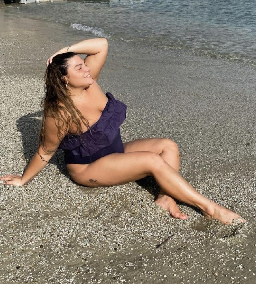 «Έχεις κορμί αγαλματένιο»: Η Δανάη Μπάρκα ποζάρει ακομπλεξάριστη σε ακρογιαλιά της Μυκόνου και αποθεώνεται