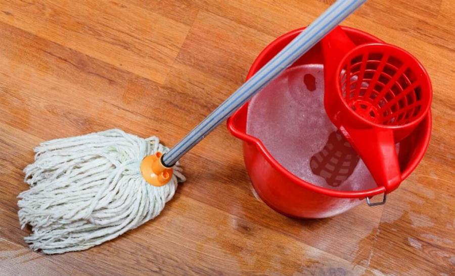 Άψογο σφουγγάρισμα: Αυτός είναι ο απόλυτος τρόπος για φρεσκάδα και λάμψη στα πατώματα