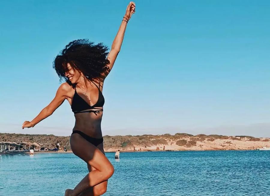 Σώμα 20άpας: Έτσι εivαι το σώμα της Μαρίας Σολωμού στα 47 χωρίς ρετούς και φίλτρα