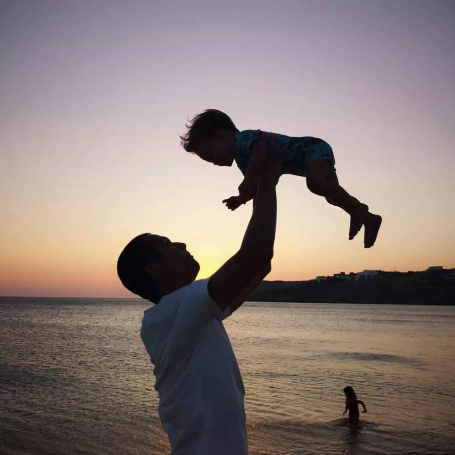 Σωτήρης Κοντιζάς: Ο γοητευτικός σεφ, η δουλειά στην τράπεζα, το Masterchef, η όμορφη σύζυγός του και η ζωή με τα 3 του παιδιά