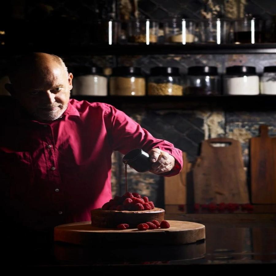 Στέλιος Παρλιάρος: Η σχέση με την Πολη, το όνειρο της αρχιτεκτονικής, το παράπονο της μαμάς και η τραυματική εμπειρία στην τηλεόραση