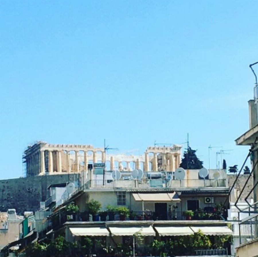 Στράτος Τζώρτζογλου: Το πολυτελές σπίτι, με τη γυναίκα του, Σοφία Μαριόλα, στο κέντρο της Αθήνας και η μαγευτική θεά στην Ακρόπολη