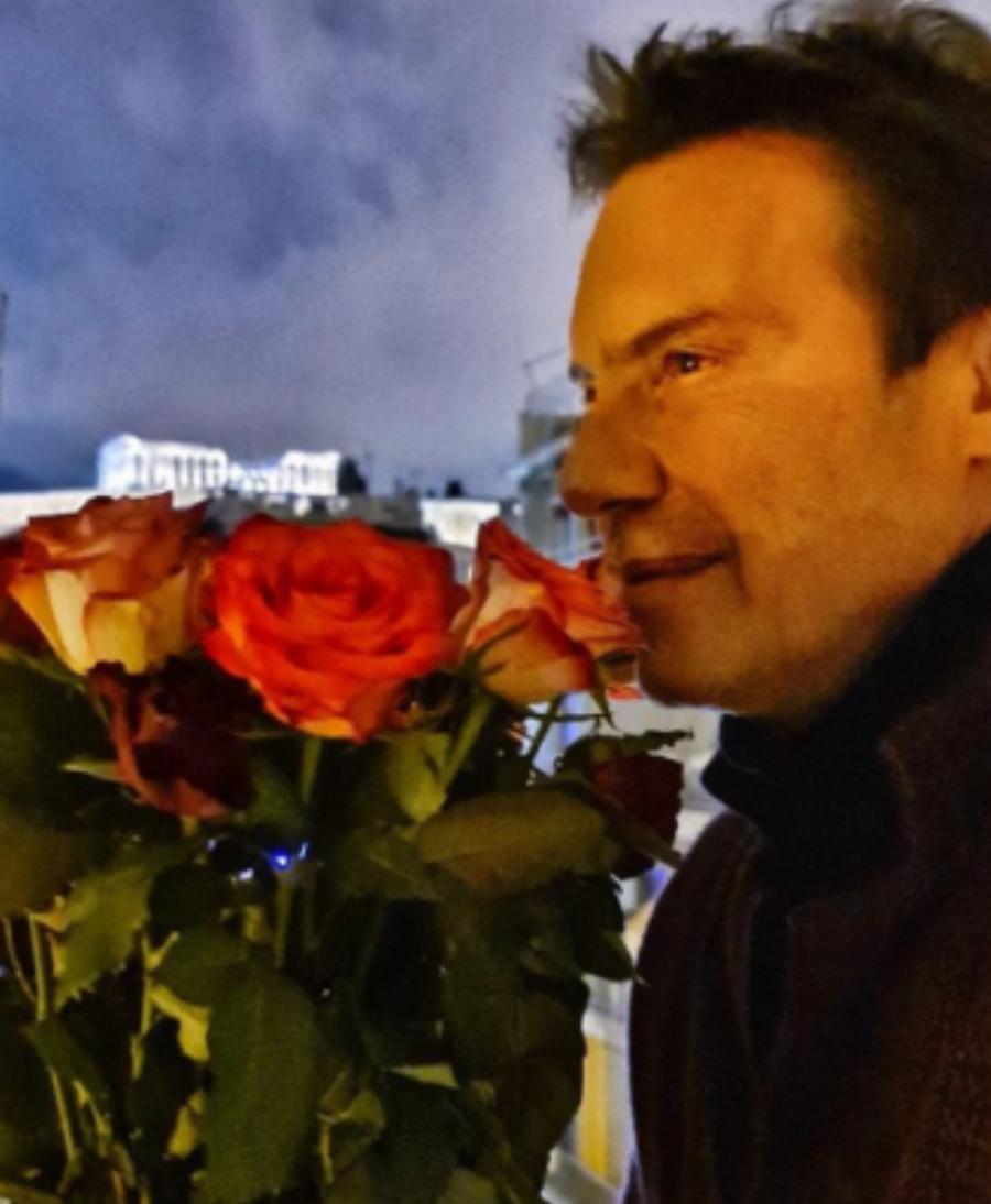 Στράτος Τζώρτζογλου: Το πολυτελές σπίτι, με τη γυναίκα του, Σοφία Μαριόλα, στο κέντρο της Αθήνας και η μαγευτική θεά στην Ακρόπολη