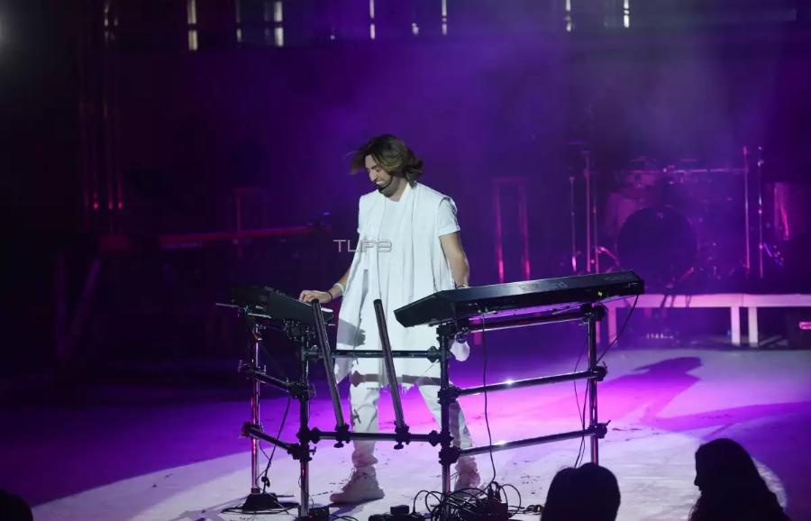 Αποθεώθηκε η Καίτη Γαρμπή μαζί με τον γιο της Δημήτρη Σχοινά στη συναυλία της στο Βεάκειο