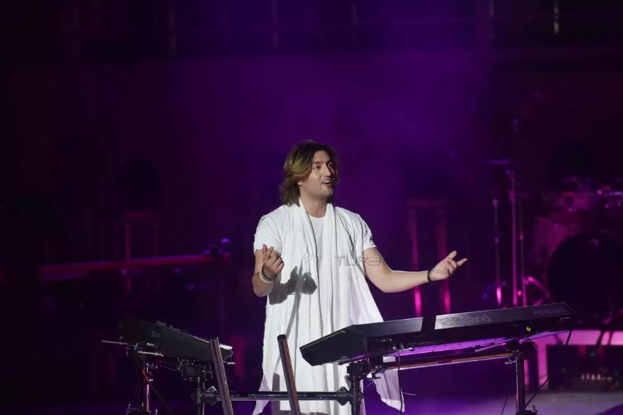 Αποθεώθηκε η Καίτη Γαρμπή μαζί με τον γιο της Δημήτρη Σχοινά στη συναυλία της στο Βεάκειο