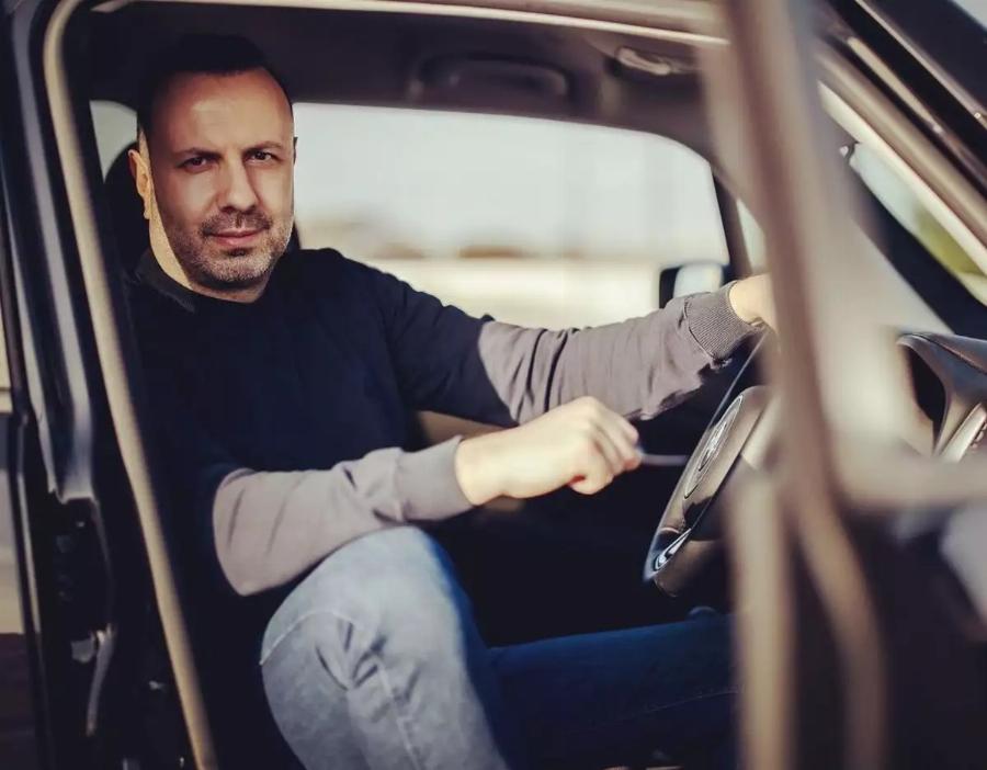 Τάσος Τρύφωνος: Το παιδικό όνειρο, η ανεκπλήρωτη επιθυμία, η επιτυχία στον «Αδύναμο Κρίκο» και η αποκάλυψη για τα προσωπικά του