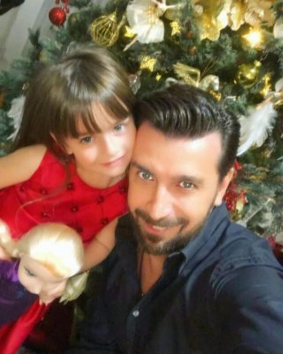 Ζένια Πετρέλη: Η μικρή κόρη του Θάνου Πετρέλη είναι ίδια ο πατέρας της και είναι ένα αγγελούδι, βγαλμένο από ταινία