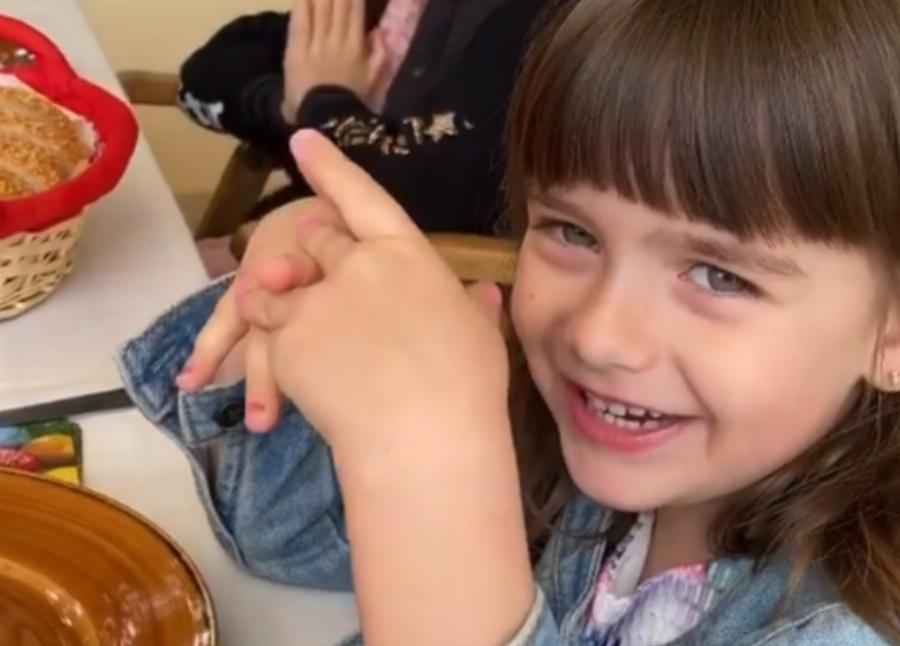 Ζένια Πετρέλη: Η μικρή κόρη του Θάνου Πετρέλη είναι ίδια ο πατέρας της και είναι ένα αγγελούδι, βγαλμένο από ταινία