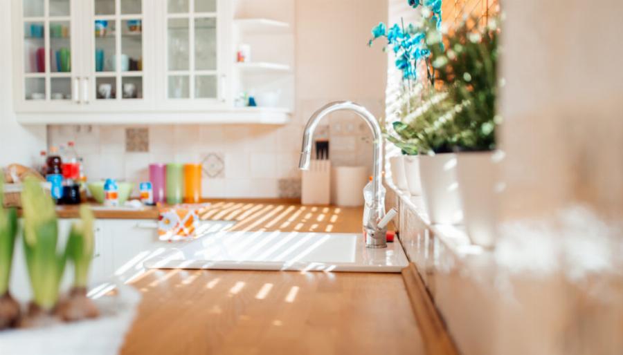 Άρωμα φρεσκάδας στην κουζίνα: Το πανέξυπνο κόλπο για έναν φρεσκομυριστό νεροχύτη