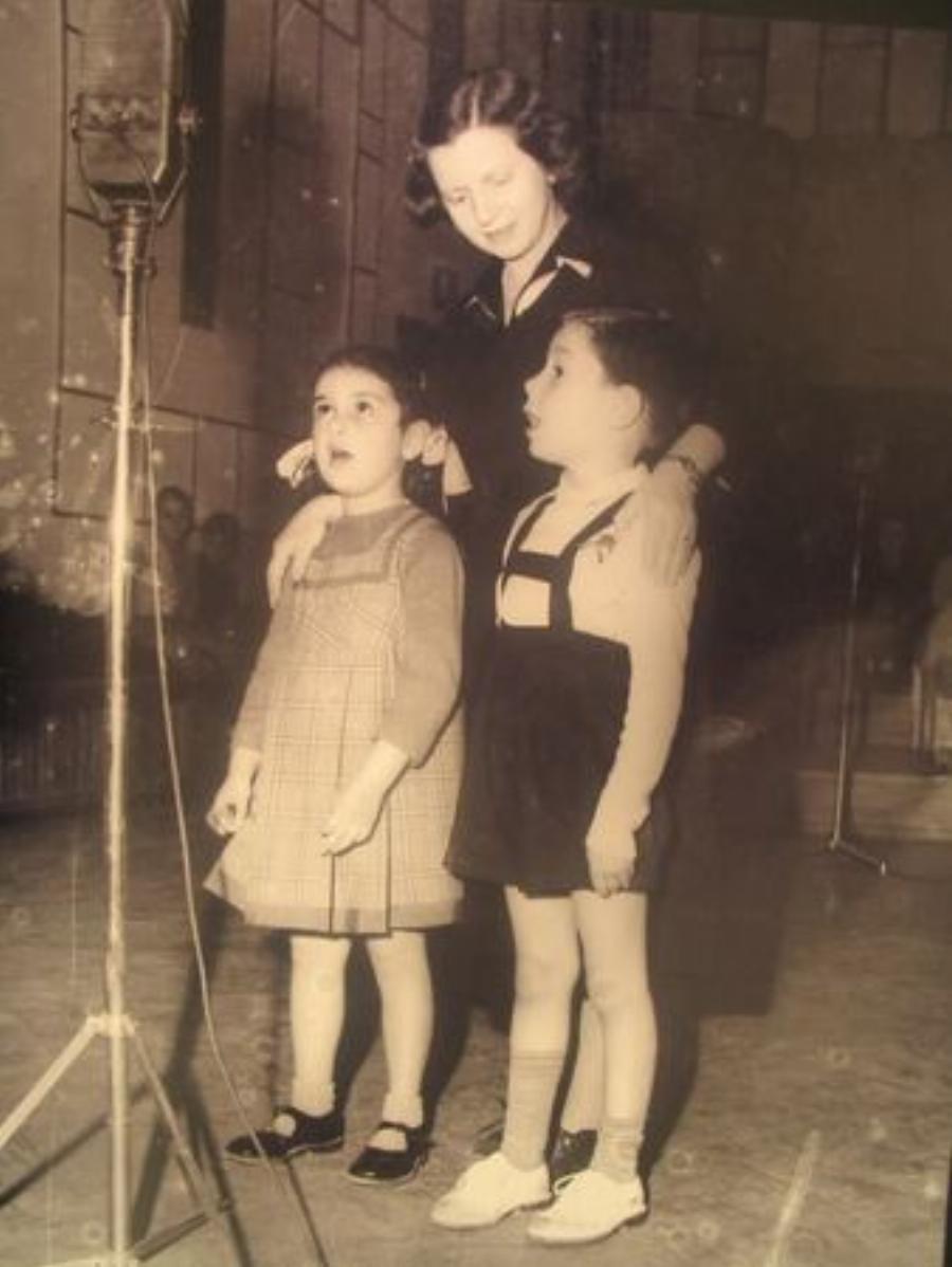 «Θεία Λένα»: Η ελληνίδα ραδιοφωνική παραγωγός που μεγάλωσε γενιές και γενιές παιδιών