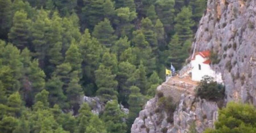 Κλέβει τις εντυπώσεις το εκκλησάκι της Αγίας Μαρίνας χτισμένο πάνω στο βράχο στην Πάρνηθα