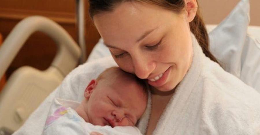 «Γέννησα ένα παιδί εκτός γάμου και όλοι είναι εναντίον μου. Είμαι σε απόγνωση, δεν ξέρω τι να κάνω»