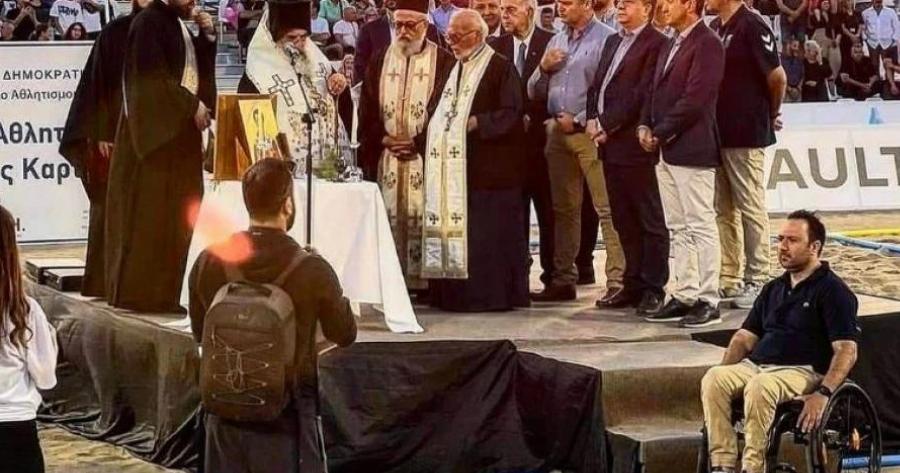 Aνέβηκαν οι «επίσημοι» στην εξέδρα κι άφησαν τον παραολυμπιονίκη: Εικόνα ντροπής σε εγκαίνια στην Κρήτη