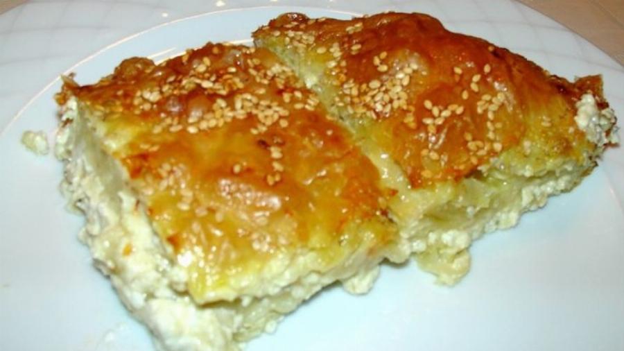 Του ονείρου: «Γεμάτη» και ζουμερή τυρόπιτα με μπεσαμέλ γιαουρτιού – Εύκολη και λαχταριστή