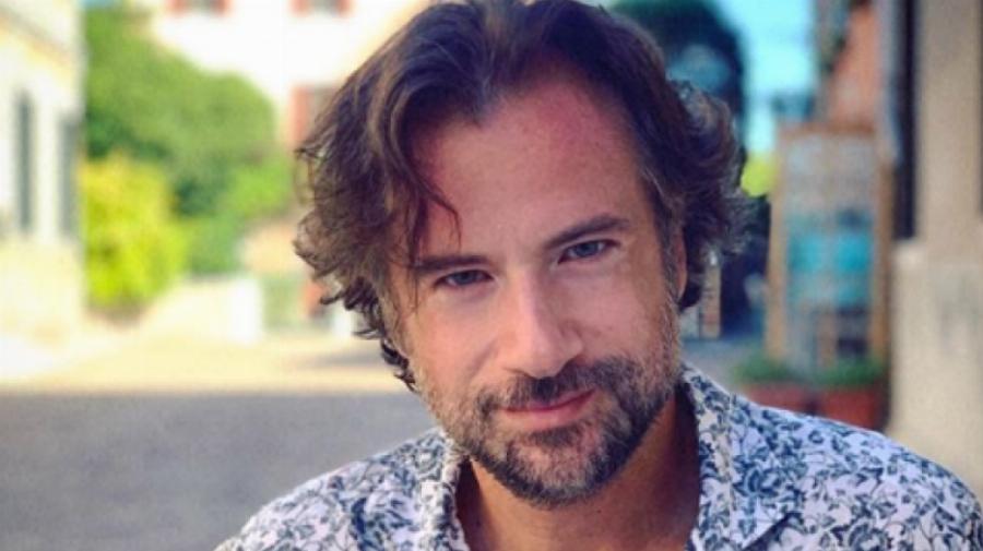 Κωστής Μαραβέγιας: «Είμαι τρία χρόνια βίγκαν, έχω κόψει και το αλκοόλ. Τα έβγαλα όλα από τη ζωή μου»